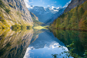 Bergsee im Herbst mit beeindruckender Spiegelung