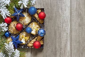 Świąteczna dekoracja na drewnianych deskach