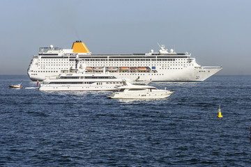 Kreuzfahrtschiffe und Autof&auml;hren im Hafen von Neapel