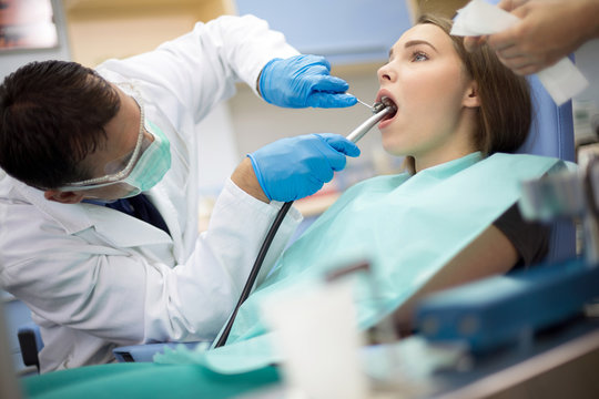 Dentist put instruments in girl’s mouth in ambulant