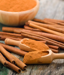 Cinnamon sticks and powder cinnamon in the bowl on table