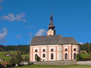 Fototapeta na wymiar Filialkirche St. Georgen / Rennweg an der Tauernautobahn / Kärnten / Österreich