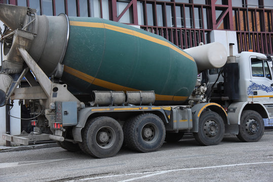 betoniera, botte cemento edilizia gettare armatura edile camion 