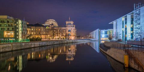 Fototapeta premium Berlin Reichstag at night