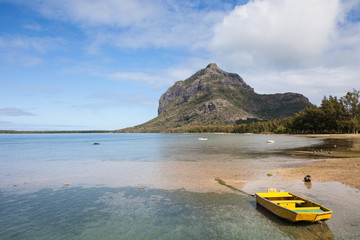Fototapeta na wymiar Mauritius - Blick auf Le Morne Brabant