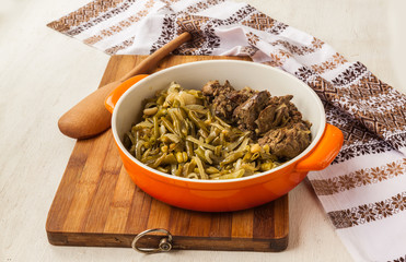 Pan-fried chicken livers with green beans and  onions