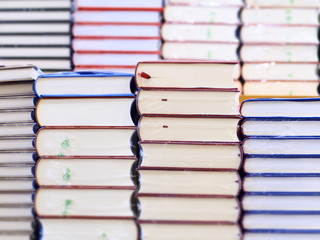 Bücherstapel - analoges Vergnügen für Leseratten