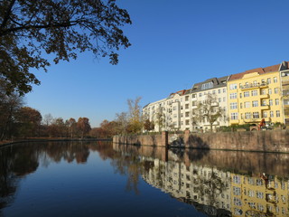 Häuser spiegeln sich in der Spree bei Charlottenburg