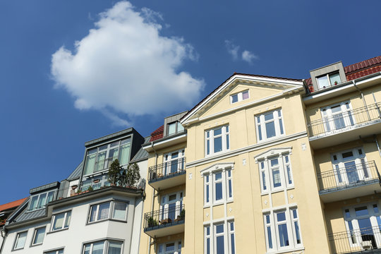 Zinshaus mit Wolke