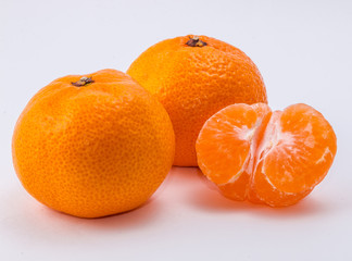 Изолированные два  мандарина