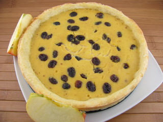 Apfelmuskuchen mit Rosinen