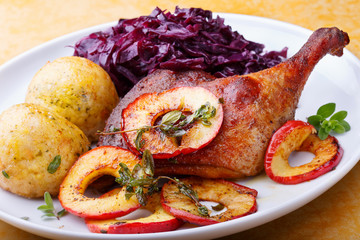 Gebratene Entenkeule mit Rotkohl, Knödel und in Butter gedünsten Apfelscheiben mit...