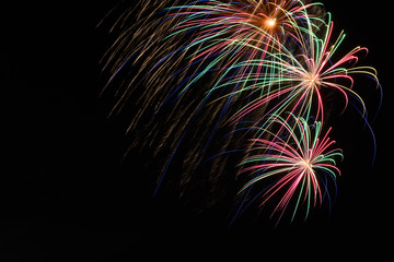 Feuerwerk explodiert im Himmel