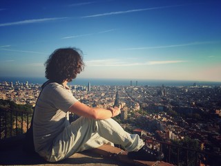 Hombre con vista panorámica de Barcelona