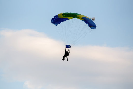 unidentified skydivers, parachutist