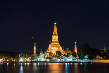 Fototapeta premium Wat Arun Rajwararam lub Wat Chaeng. Piękna świątynia wzdłuż Ch