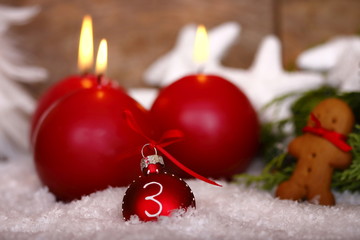 dritter advent mir roten runden kerzen
