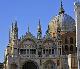 Fototapeta na wymiar St Mark's basilica in Venice