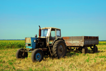Obraz premium Tractor in field on blue sky background