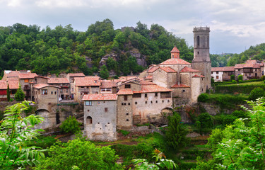 Fototapeta na wymiar General view of catalan village - Besalu
