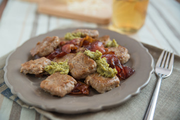 Gnocchi mit Pesto und Speck 