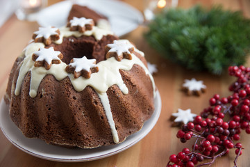 Lebkuchen Gugelhupf mit Zimtsternen 