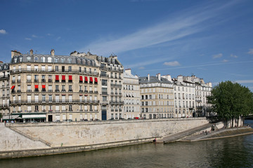 Naklejka premium Paris, Seine embankment viewed from Île Saint-Louis