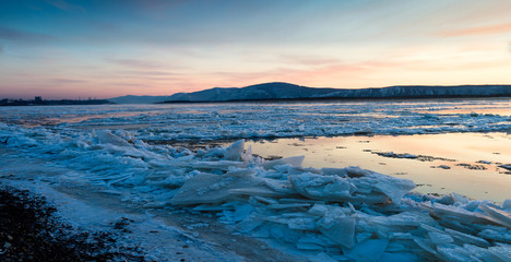 Obraz premium Freeze-up in the river by name Cupid. There come the cold, the river freezes.
