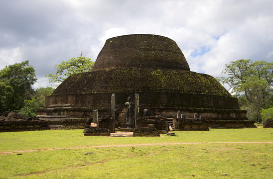 Руины древней дагобы Пабалу Вихера облачным днем. Полоннарува, Шри-Ланка