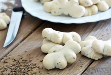 Chräbeli - Anisbögen / Weihnachtsgebäck auf Teller und Holz / Nahaufnahme - Makro 