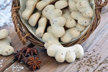 Chr&auml;beli - Anisb&ouml;gen / Weihnachtsgeb&auml;ck in K&ouml;rbchen mit Anis und Sternanis / Nahaufnahme - Makro