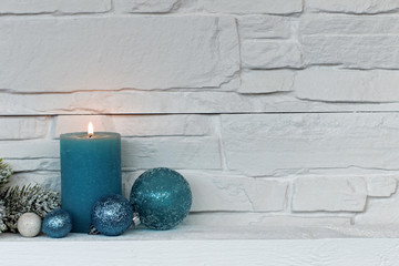 Weihnachtsdekoration, vor einer Mauer
