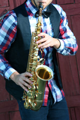 Obraz premium Saxophonist plays jazz, close up