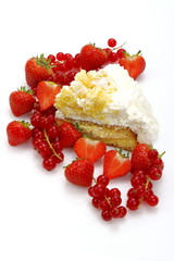 Torta mimosa e frutti rossi