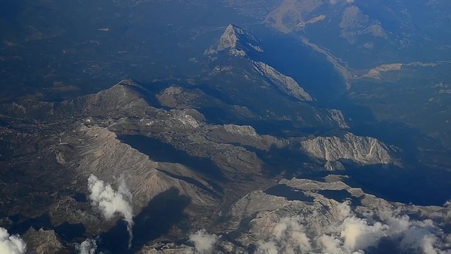 hohe berge wolken  aussicht w&auml;hrend flug 
