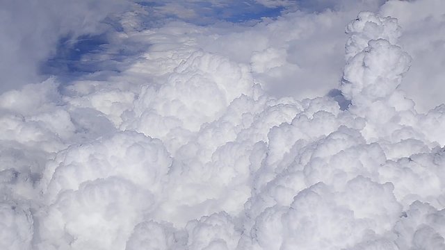 dichte grosse wolken von flugzeug aussicht
