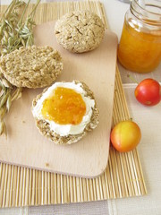 Haferbrötchen mit Kirschpflaumen-Konfitüre
