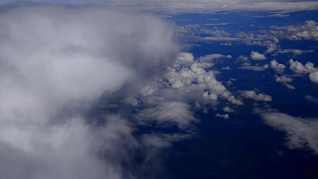 uebergang von grosse auf kleine wolken ansicht aus flugzeug
