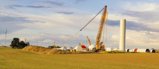 Budowa wiatraków na polu w Niemczech © Mike Mareen