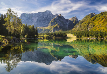 Alpejskie jezioro - obrazy, fototapety, plakaty