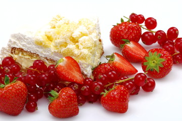 Torta mimosa e frutti rossi