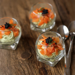 verrine saumon avocat sur vieille table en bois 1