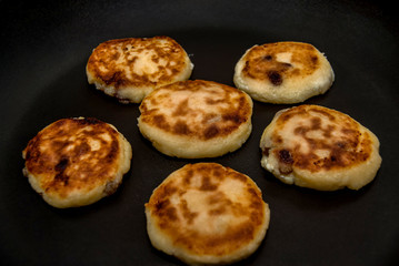 Obraz na płótnie Canvas cheese pancakes in a pan