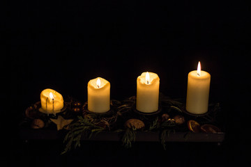 Adventsdeko mit 4 Kerzen auf der rechten Seite