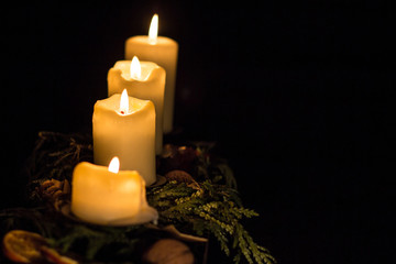 Adventsdeko mit 4 Kerzen auf der rechten Seite