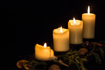Adventsdeko mit 4 Kerzen auf der rechten Seite