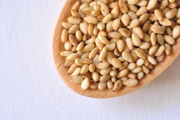 ゴマと木のスプーン　白背景