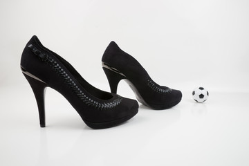 Schwarze High Heels mit Fußball