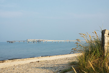 K&uuml;stenlandschaft mit Seebr&uuml;cke in Heiligenhafen, Ostssee, Deutschland