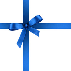 Blaue Geschenkschleife und Geschenkband aus blauem Satin - Geschenk, Schleife, Band - Isoliert - wei&szlig;er Hintergrund. Vorlage f&uuml;r Gru&szlig;karten und Postkarten. 